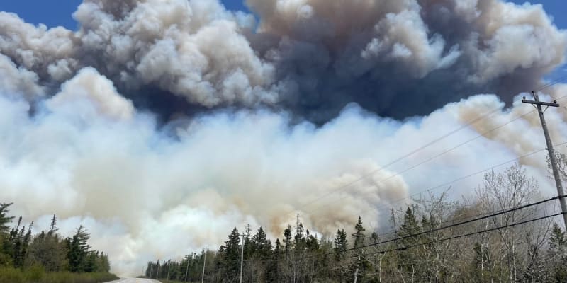 Hasiči v Kanadě mají plné ruce práce s vlnou požárů. Ty se d dubna šíří po celé zemi. Nejhorší situace je aktuálně na východu v Novém Skotsku či provincii Québec.