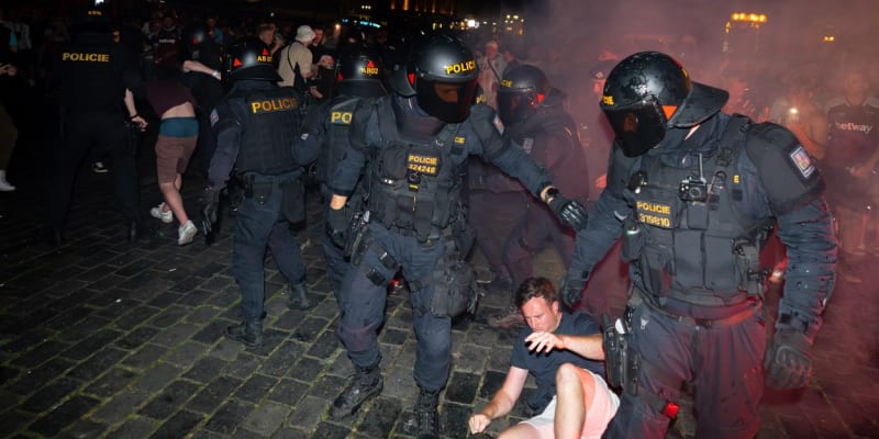 Fanoušci West Hamu se střetli s policií.