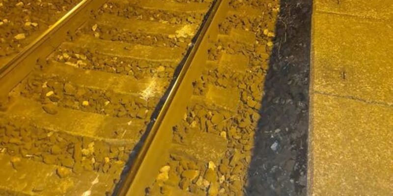 Poničená trať po vykolejení nákladního vlaku na trase Kolín a Kutná Hora