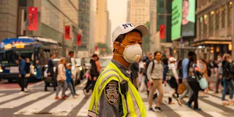 Obyvatelé New Yorku musí kvůli smogu z kanadských požárů dbát na vyšší opatrnost. Na místě jsou třeba roušky a respirátory, ideálně pak vůbec nevycházet ven.