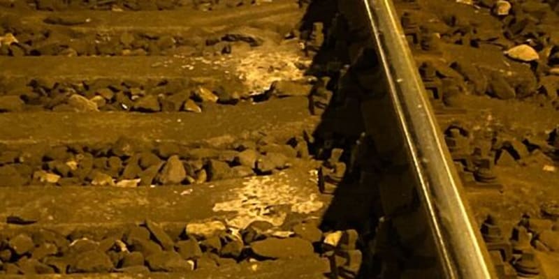 Poničená trať mezi Kolínem a Kutnou Horoupoté, co vykolejil nákladní vlak.