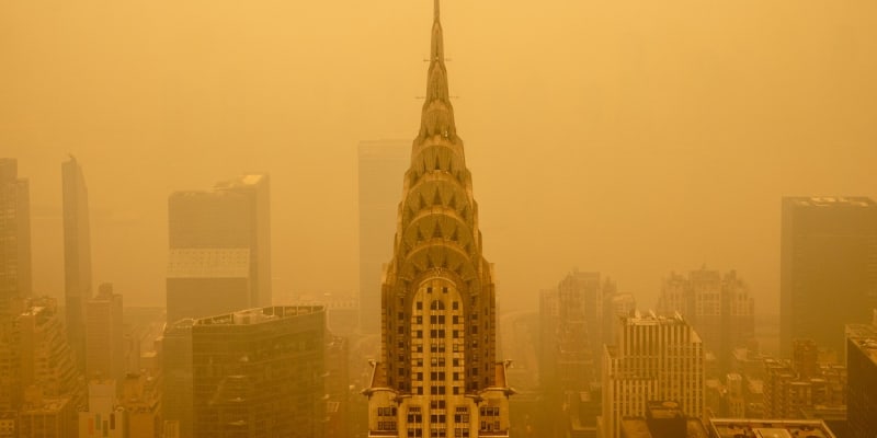 New York se kvůli kouři z kanadských požárů zabarvil do oranžova.