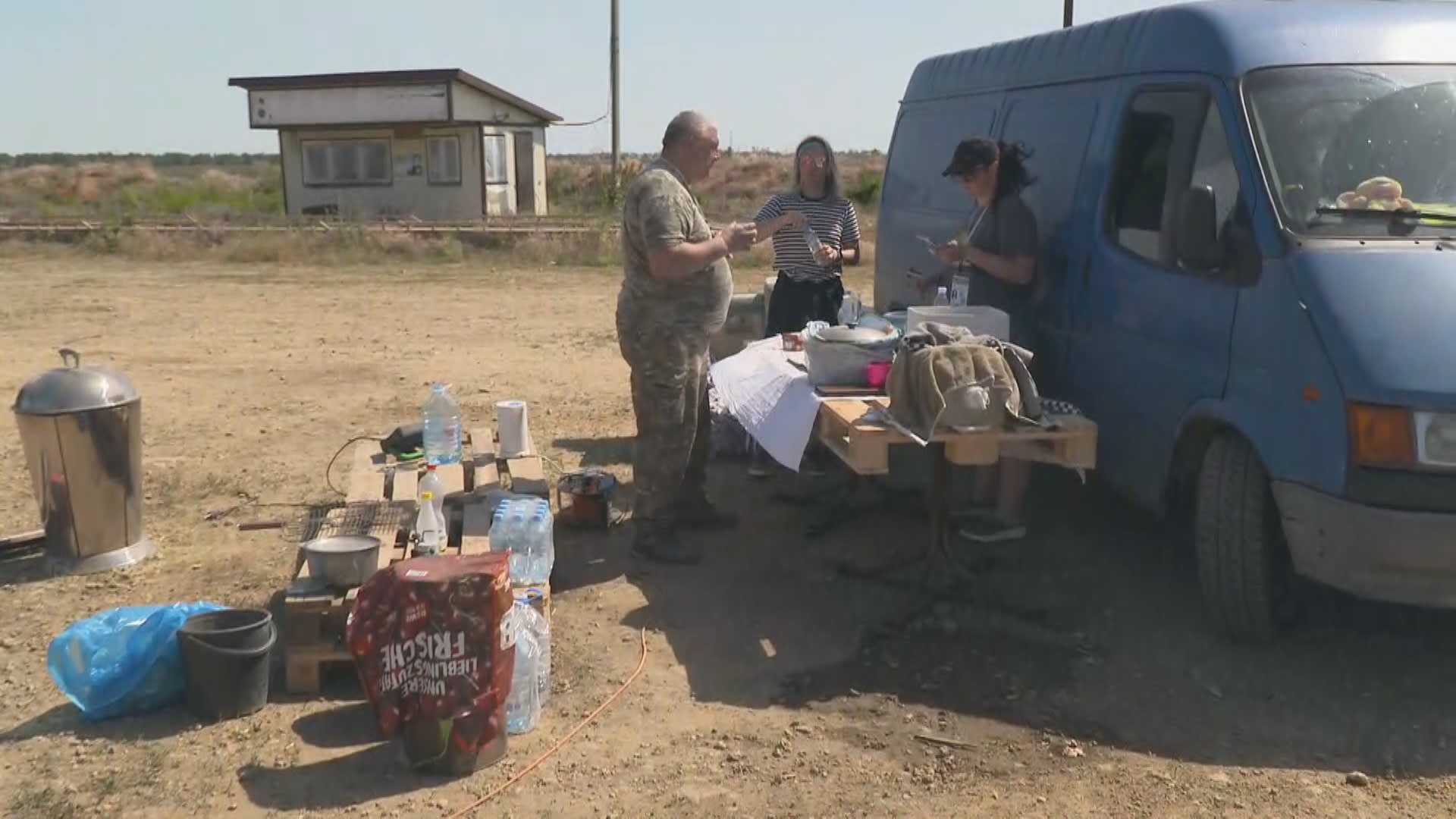 Okolo silnic do Chersonu vznikají improvizovaná místa pomoci pro prchající Ukrajince.