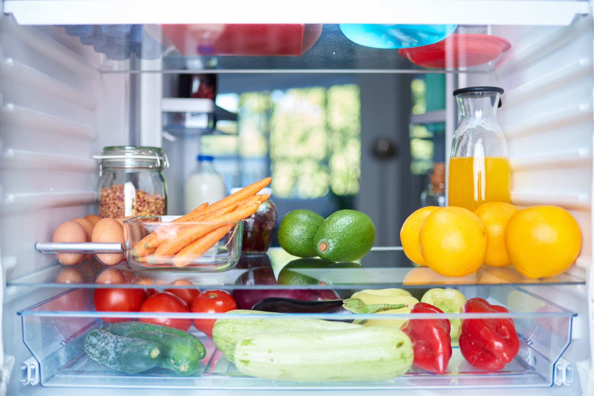 Udělejte si v lednici systém, abyste zbytečně nepřicházeli o nakoupené jídlo kvůli kažení.