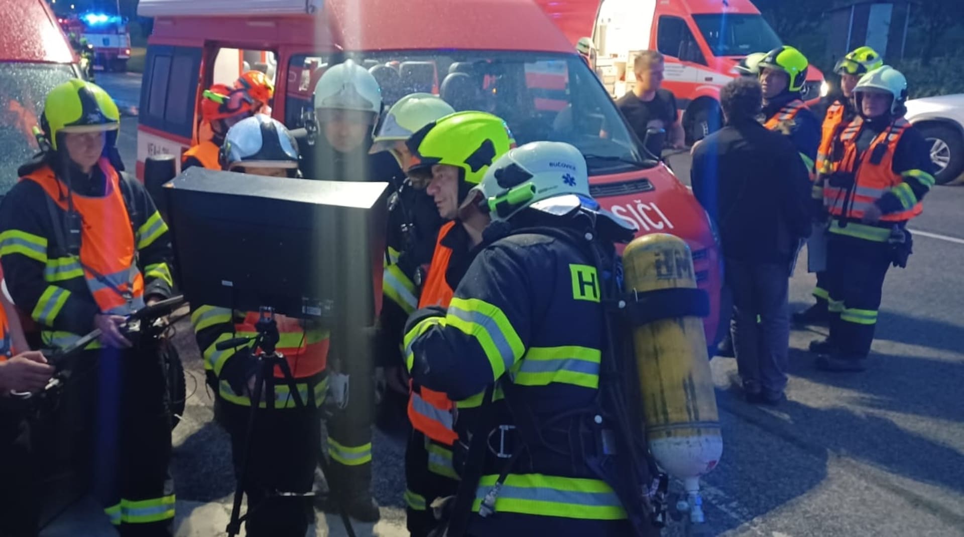 Kromě pozemní techniky nasadili hasiči u požáru haly ve Ždánicích také dron