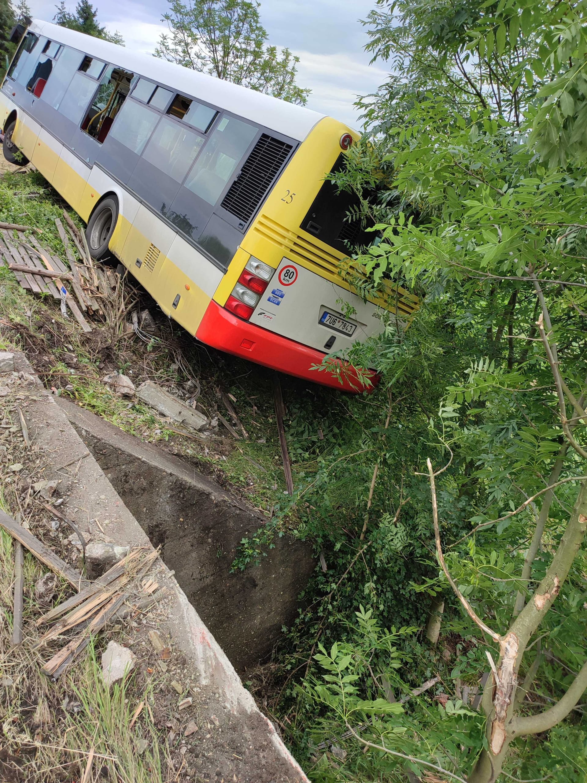 Nehoda autobusu v Janově na Mostecku