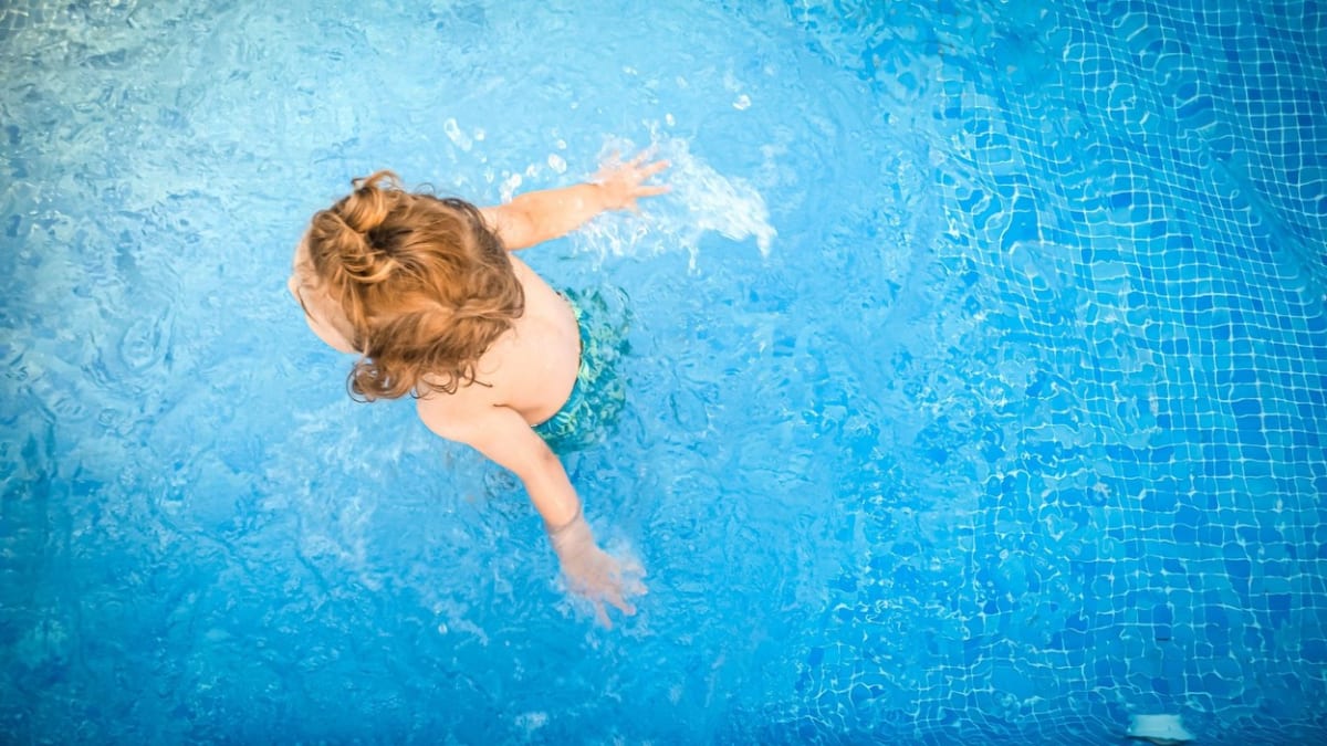 Záchranáři Jihomoravského kraje zasahovali o víkendu u rodinného domu na Brněnsku, kde do bazénu spadl malý chlapec a topil se. (Ilustrační foto)
