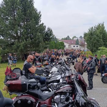 Se zesnulou motorkářkou Anetou se do Skutče přijely rozloučit tisíce motorkářů. 