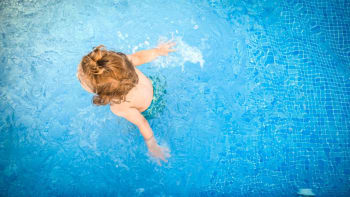 Hrůza na Brněnsku. Chlapeček se topil v rodinném bazénu, záchranáři ho museli oživovat 