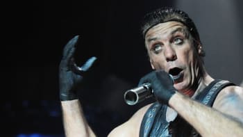 Zpěvák Rammsteinů vrací úder. Lindemann sexuální obvinění odmítl, podnikne právní kroky