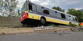 V Litvínově havaroval autobus. Vážně zraněný je malý chlapec, v nemocnici skončilo dalších 7 lidí