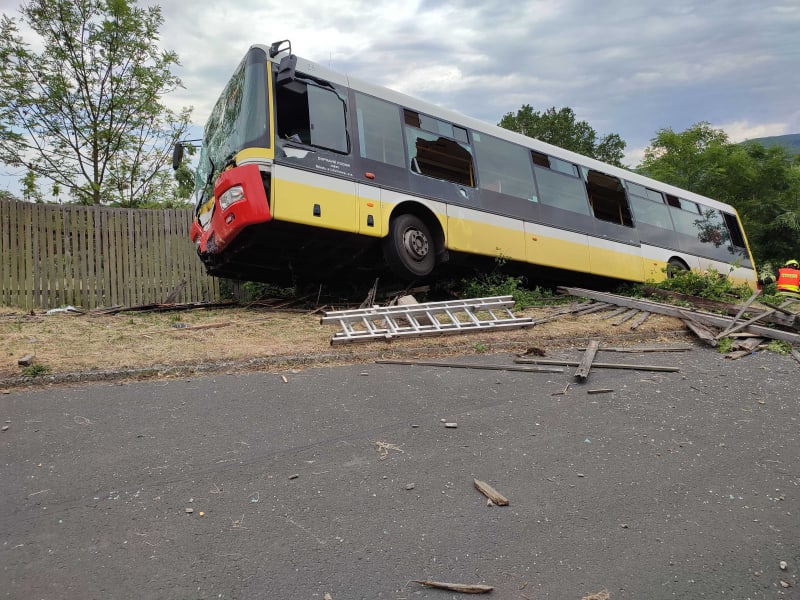 Nehoda autobusu v Janově na Mostecku