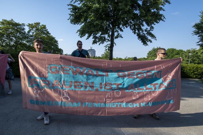 Protestující před koncertem skupiny Rammstein v Mnichově