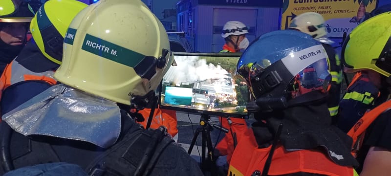Kromě pozemní techniky nasadili hasiči u požáru haly ve Ždánicích také dron.