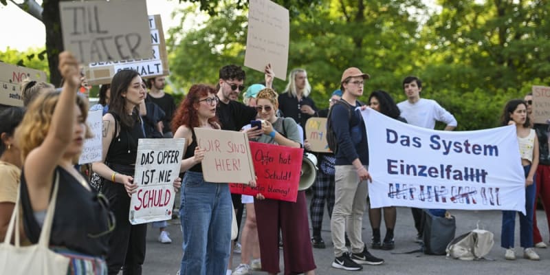 Protestující před koncertem skupiny Rammstein v Mnichově