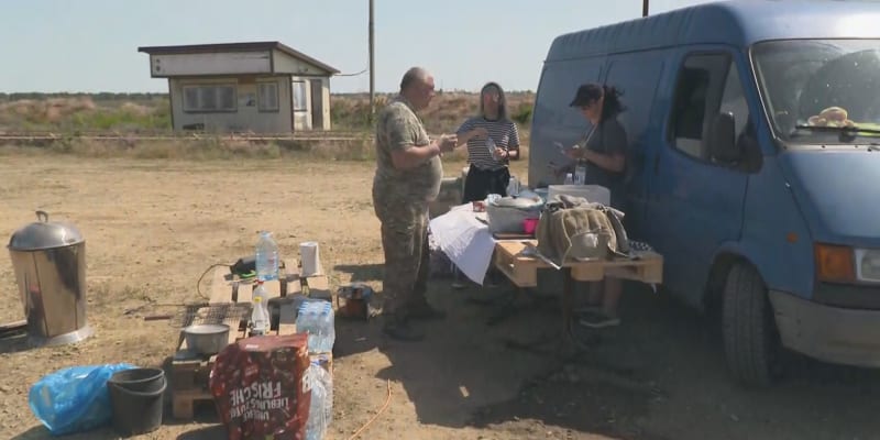 Okolo silnic do Chersonu vznikají improvizovaná místa pomoci pro prchající Ukrajince.