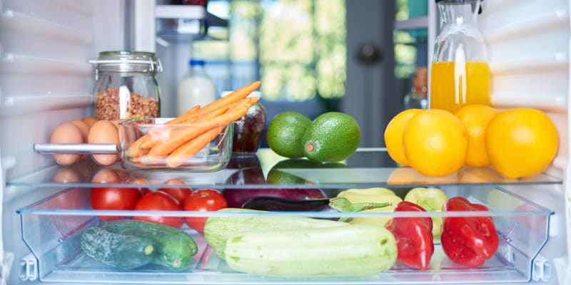 Udělejte si v lednici systém, abyste zbytečně nepřicházeli o nakoupené jídlo kvůli kažení.