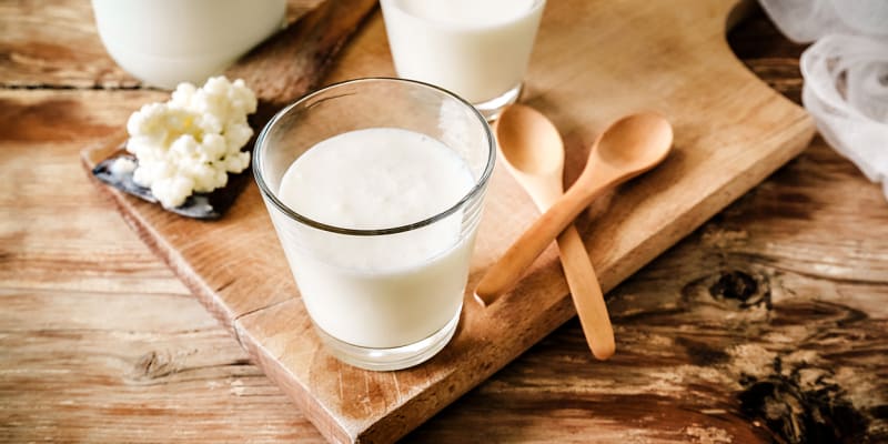 Srážení mléka se využívá například při výrobě tvarohu, proto ho není nutné vylévat, dá se ještě zužitkovat.