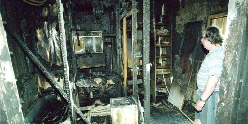 Jeden z vyhořelých bytů v panelovém domě na českobudějovickém sídlišti Vltava