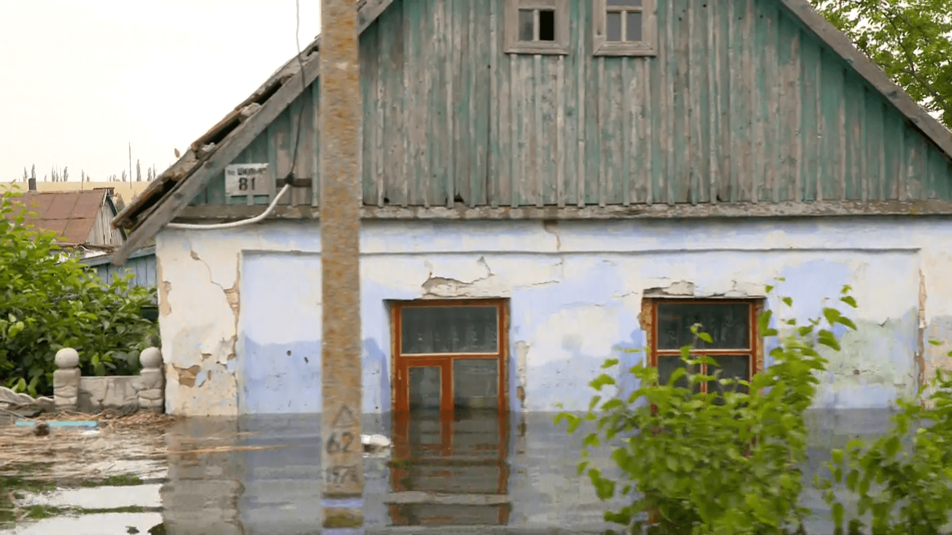 Voda zatopila vesnici Vasylivku.