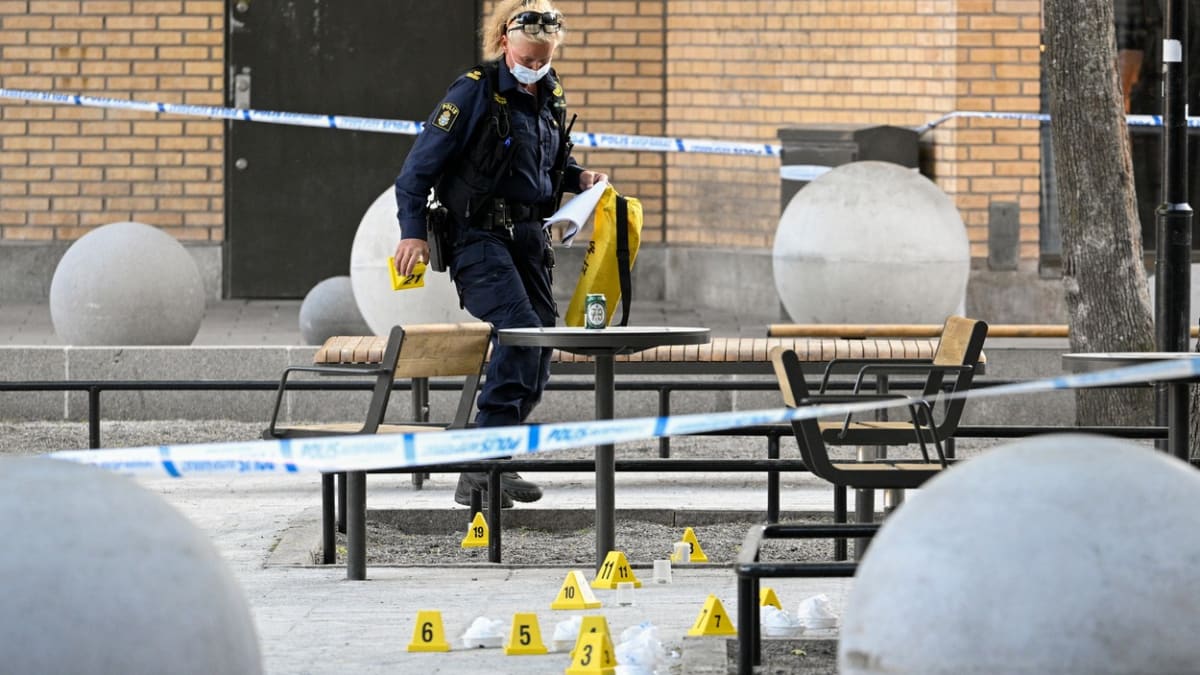 Policejní forenzní důstojník pracuje na místě střelby v nákupním centru Farsta na jihu Stockholmu 10. června 2023.