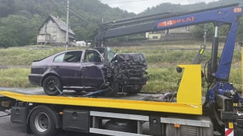 Tragická nehoda na Litoměřicku: Řidič octavie čelně naboural do zdi, na místě zemřel