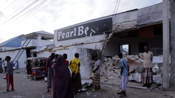 Horor v plážovém hotelu v Mogadišu: Teroristický útok si vyžádal devět mrtvých