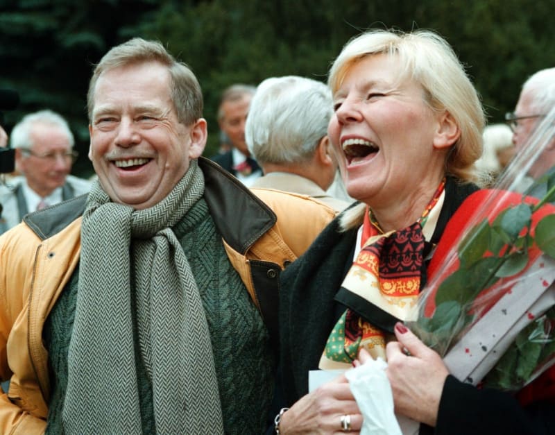 Na svatbě jim svědčil Václav Havel.