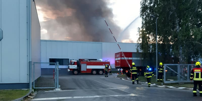 Hasiči u požáru haly ve Ždánicích na Hodonínsku vyhlásili zvláštní stupeň poplachu.