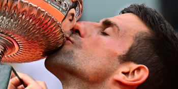 Djokovič se stal nejlepším tenistou historie. Po triumfu v Paříži mu hned gratuloval i Nadal