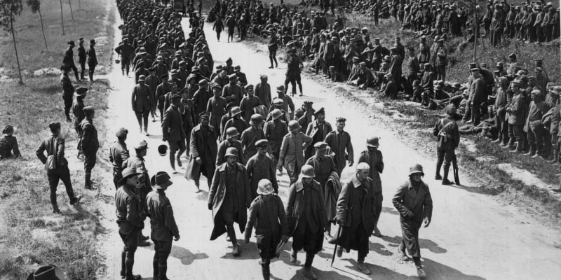 Pochodující zajatí němečtí vojáci