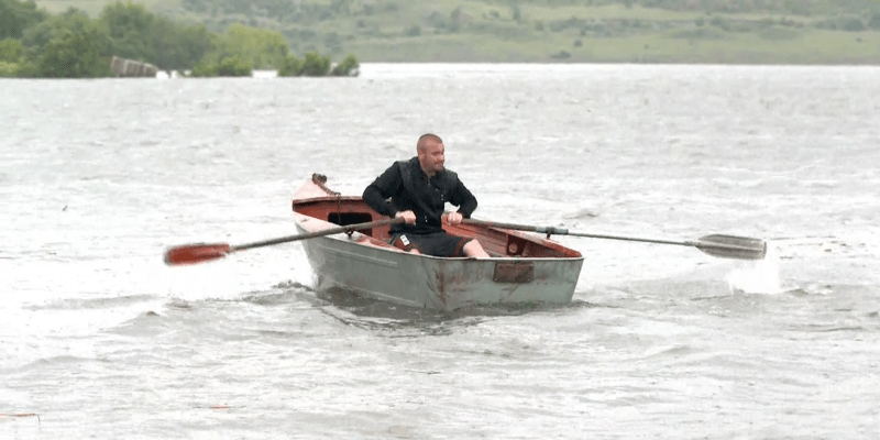 Lidé v Chersonské oblasti se spoléhají na pomoc na člunech.