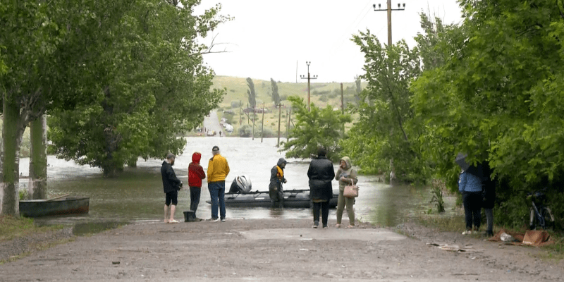 Lidé v Chersonské oblasti se spoléhají na pomoc na člunech.