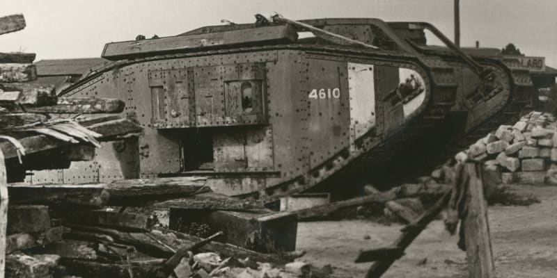 Britský tank během postupu 
