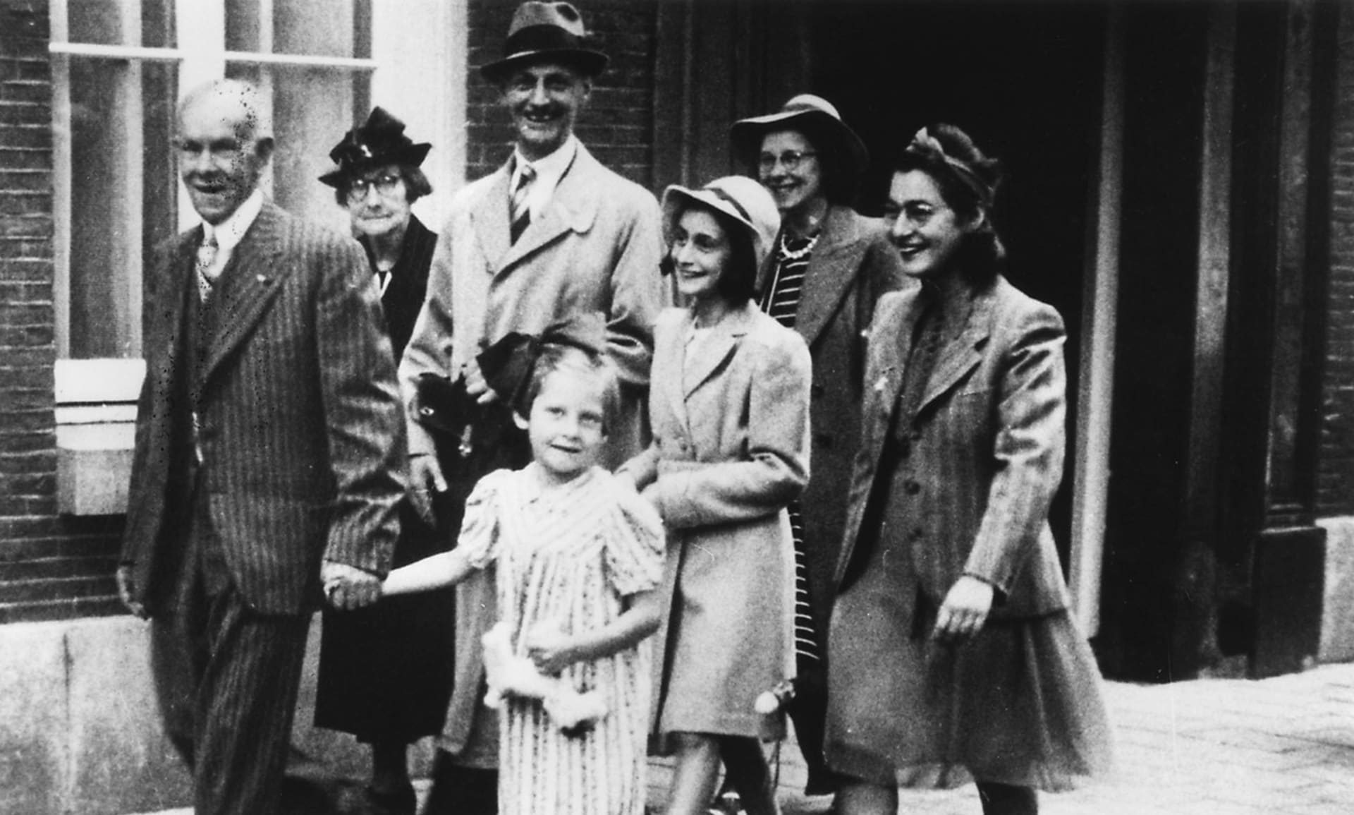Anne Franková (třetí zprava) se svým otcem a několika neznámými osobami (1941)