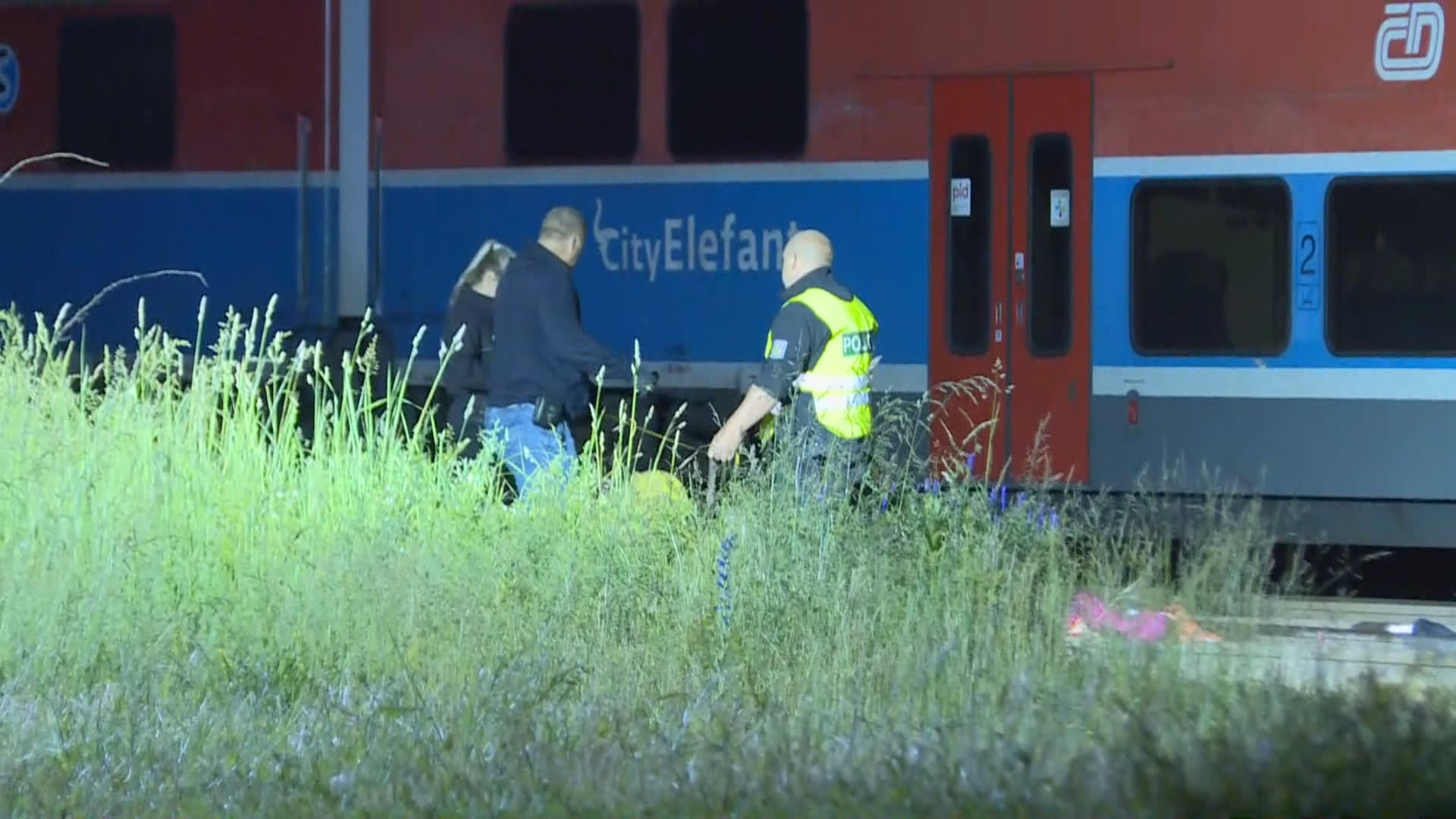 Při posunování vlaku v Benešově strojvůdce přejel dva lidi.