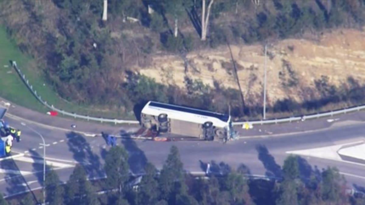 Tragická nehoda autobusu v Austrálii vzala život deseti lidem. Vraceli se ze svatební party