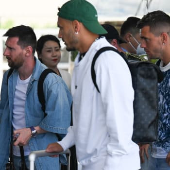Lionel Messi byl na letišti zadržen čínskou policií.