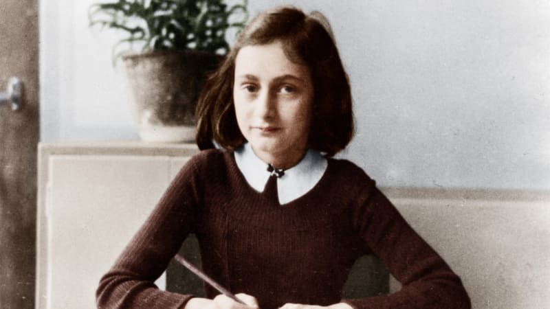 Dvanáctiletá Anne Franková na snímku při dělání domácích úkolů do školy (1941)