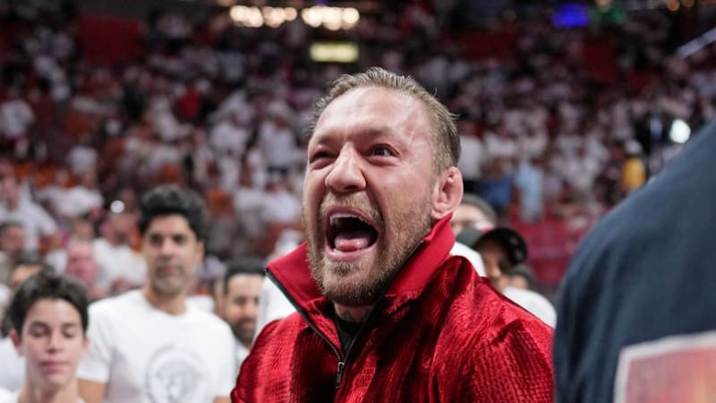 Zuřivec Conor McGregor vystoupil na zápase NBA a dal KO maskotovi. Ten skončil v nemocnici
