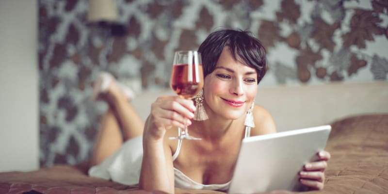 Je rosé směsí bílého a červeného vína? Toto jsou nejčastější mýty o růžovém víně.