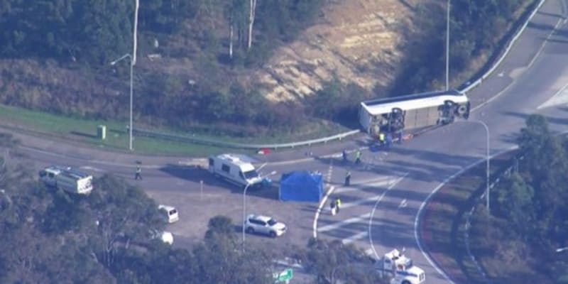 Nejméně 10 lidí zemřelo při nehodě autobusu v Austrálii.