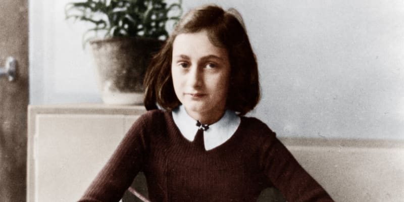 Dvanáctiletá Anne Franková na snímku při dělání domácích úkolů do školy (1941)
