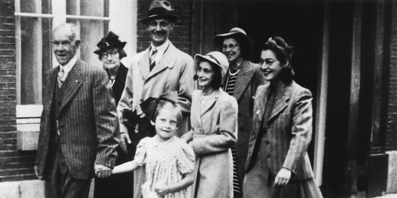 Anne Franková (třetí zprava) se svým otcem a několika neznámými osobami (1941)