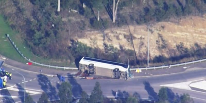 Nejméně 10 lidí zemřelo při nehodě autobusu v Austrálii.