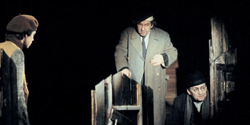 Luděk Kopřiva během divadelního představení s Josefem Větrovcem a Pavlem Křížem. 