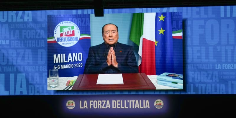 Silvio Berlusconi při videokonferenci strany Vzhůru, Itálie (květen 2023)