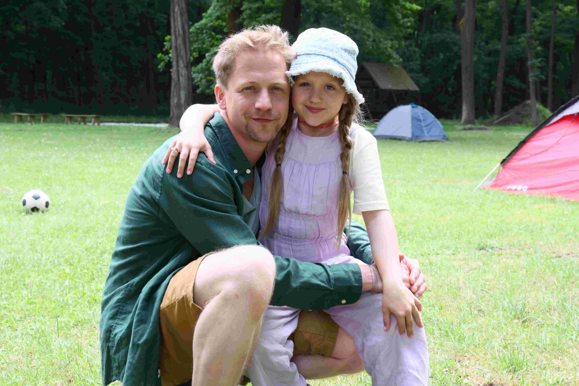Tomáš Klus v seriálu Zalez do spacáku hraje se svou dcerou Josefínou.