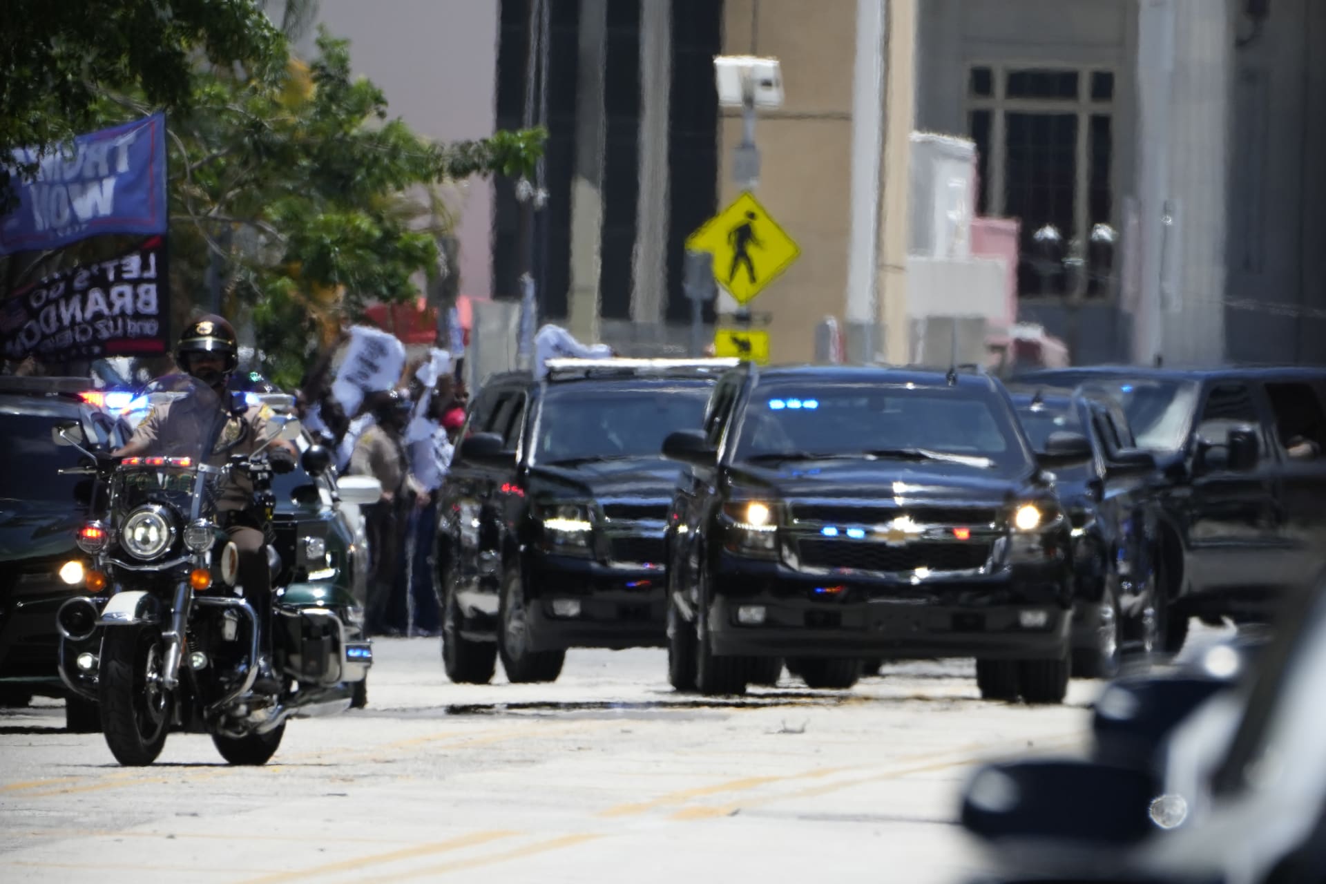 Kolona s Donaldem Trumpem dorazila k budově v soudu v Miami.