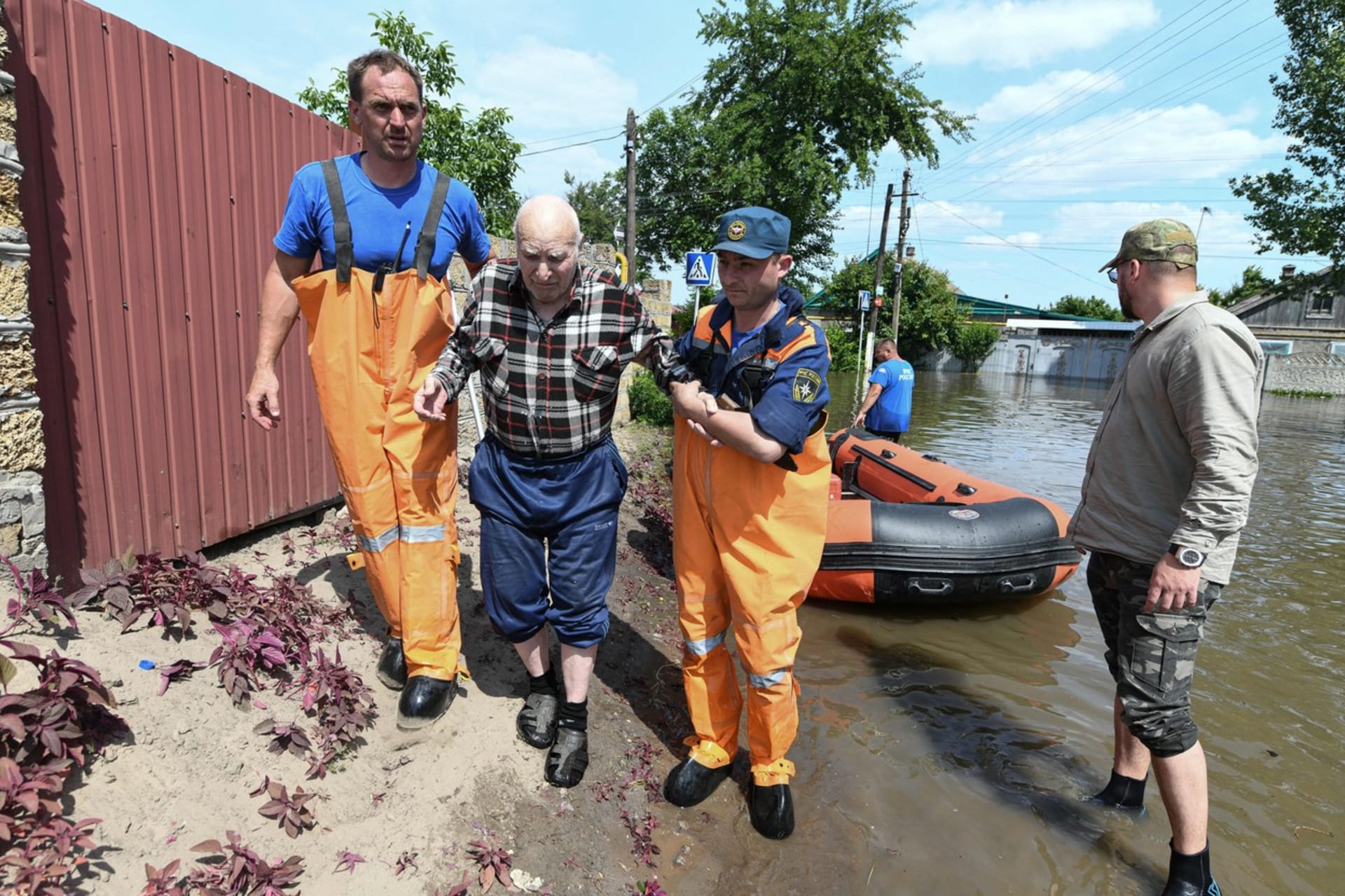Exploze Kachovské přehrady vedla k zaplavení ukrajinských obcí na jihu včetně města Cherson.
